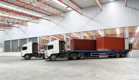 نقل البضائع بالشاحنات بكفاءة: ضمان النقل الآمن في الوقت المناسب في الأردن